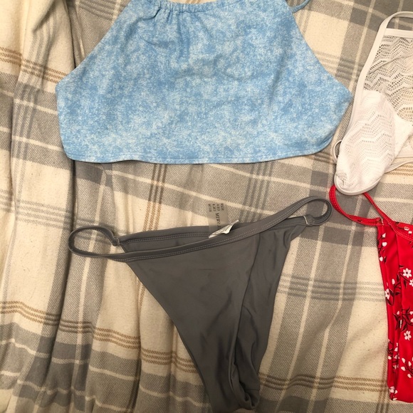 Bikinis - Picture 2 of 4